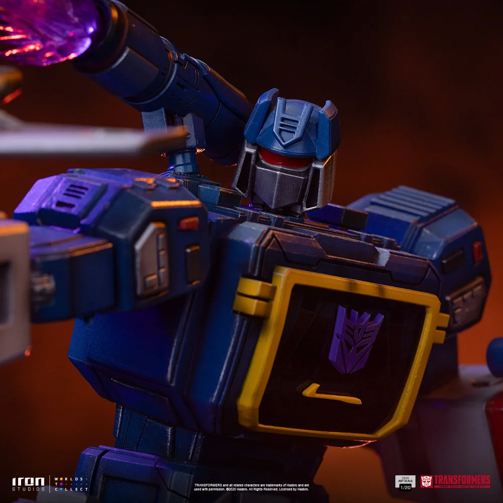Soundwave 1:10 Art Scale Statue view 4