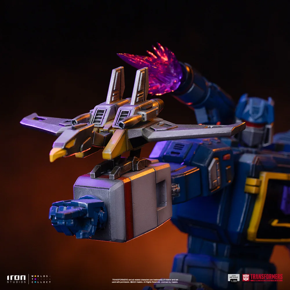 Soundwave 1:10 Art Scale Statue view 5