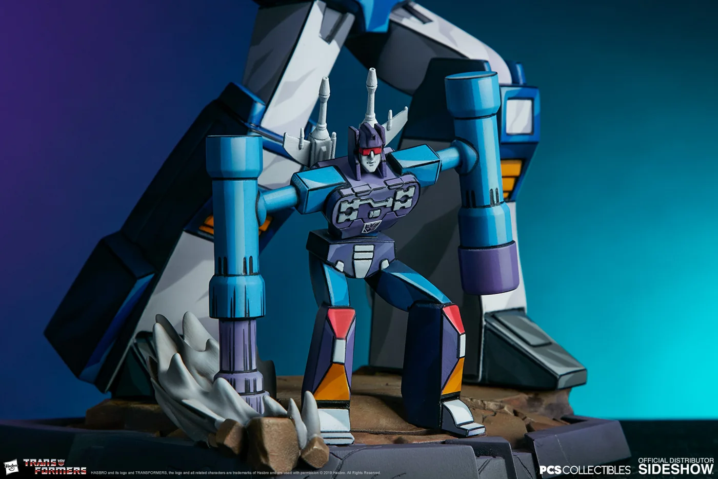 Soundwave Classic Scale Statue view 4